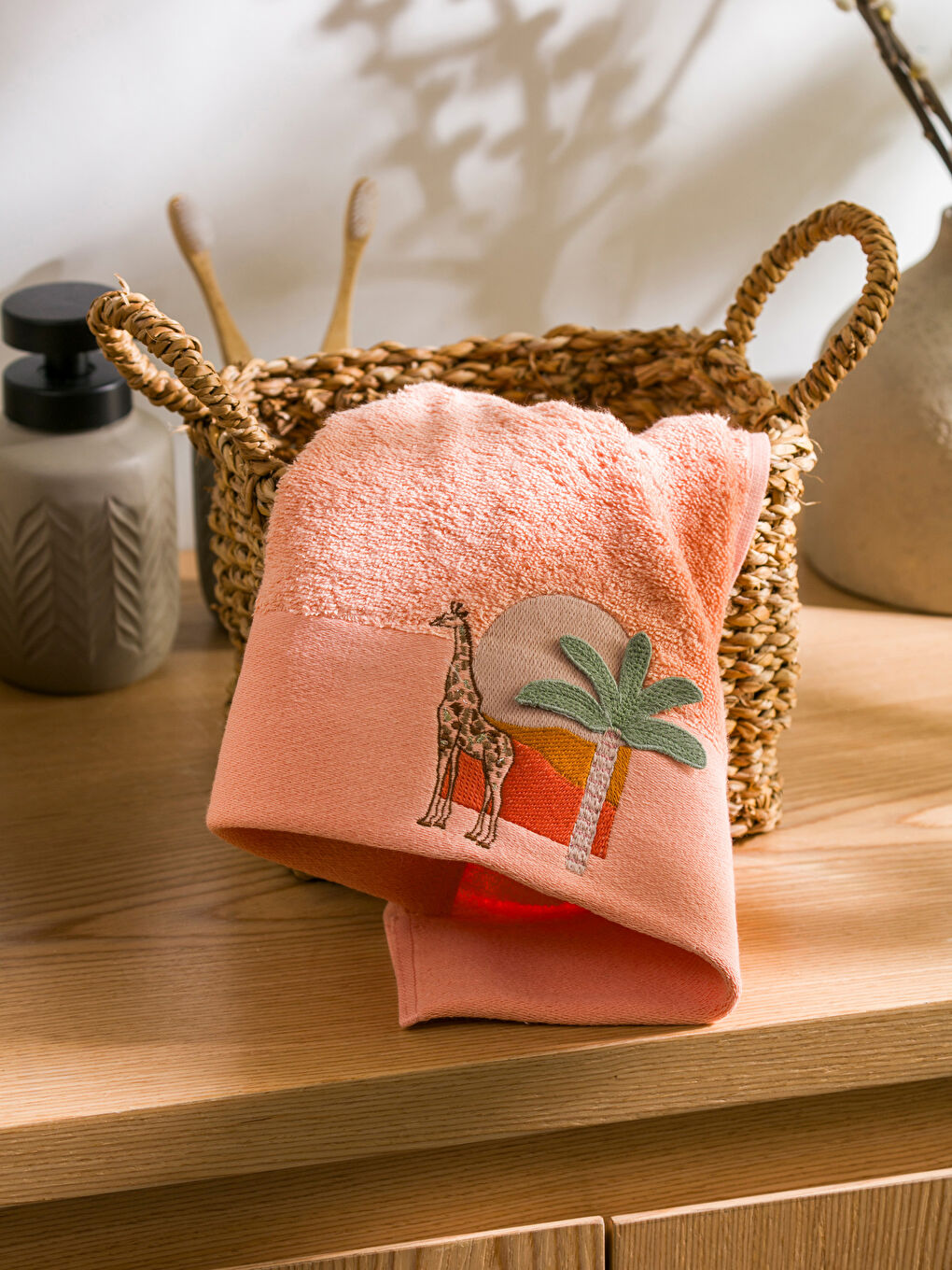 Mercan Ağaç Nakışlı Yüz Havlusu 50x80 cm