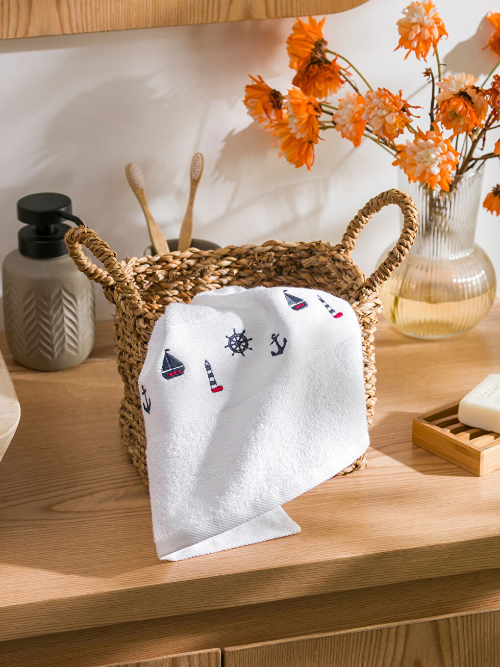 Beyaz Pamuklu Nakışlı Yüz Havlusu 50x80 cm-1