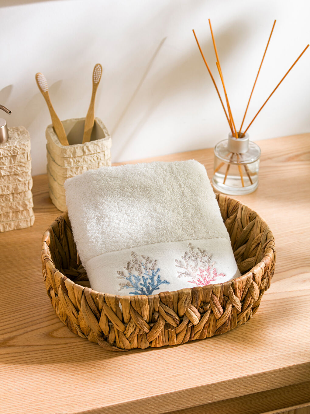 Serviette de toilette brodée arbre 50x80 cm-1