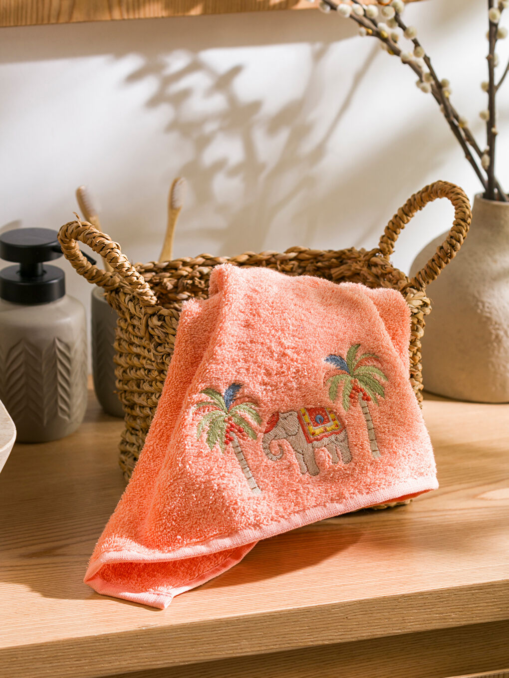 Mercan Fil Nakışlı Yüz Havlusu 50x80 cm