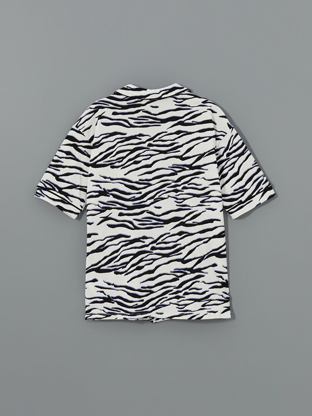 Beyaz Gömlek Yaka Zebra Desenli Kadın Pijama Üstü-1