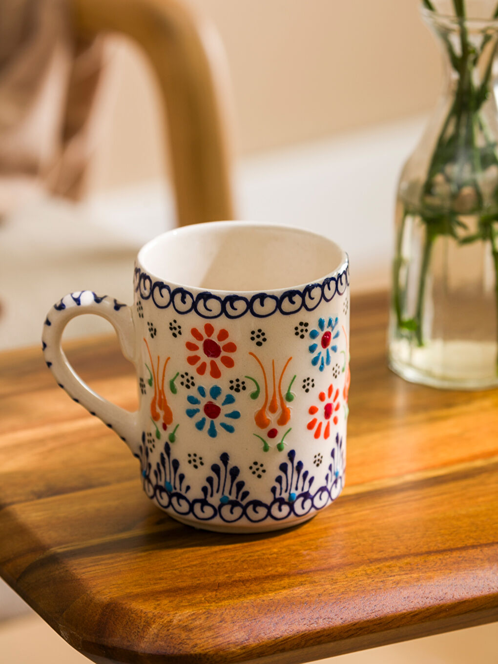 Beyaz Çiçek Desenli Seramik Kupa 320 ml-1