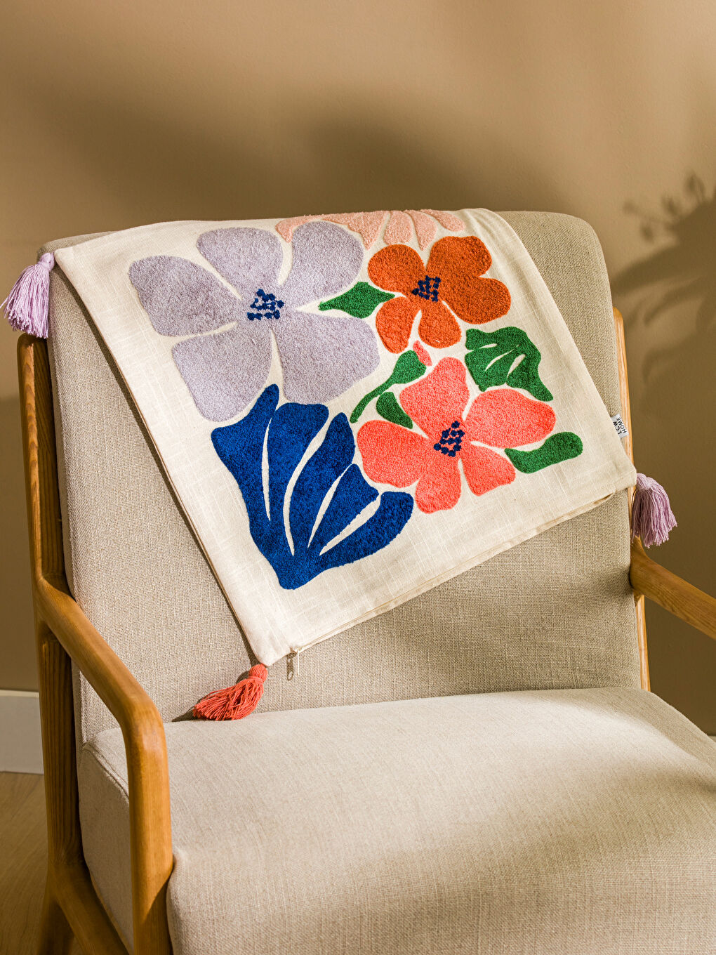 LCW HOME Bej Çiçek Nakışlı Püsküllü Kırlent Kılıfı 45x45 cm - 1