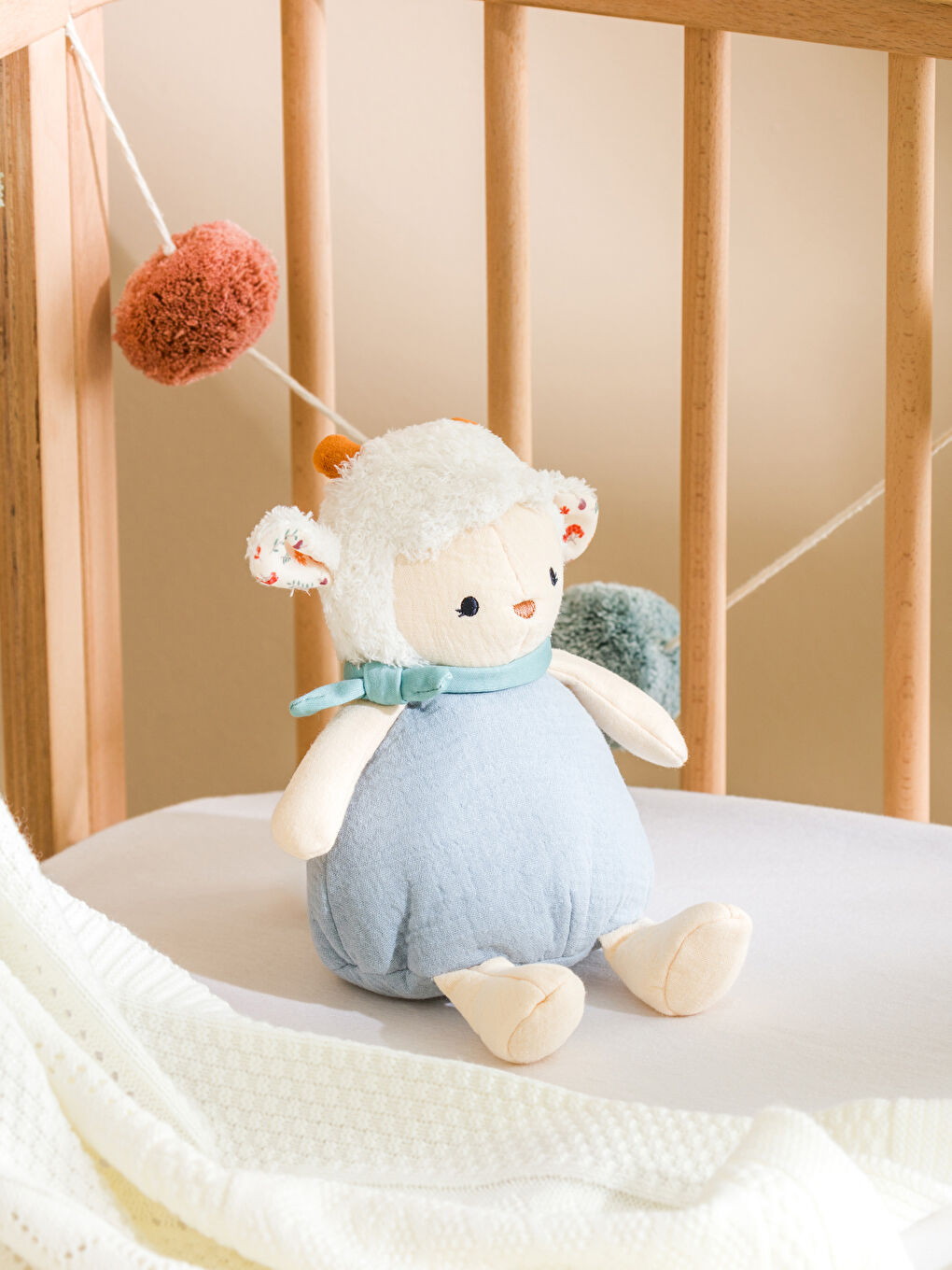 LCW HOME Karışık Kuzu Figürlü Pelüş Bebek Kırlent 27 Cm