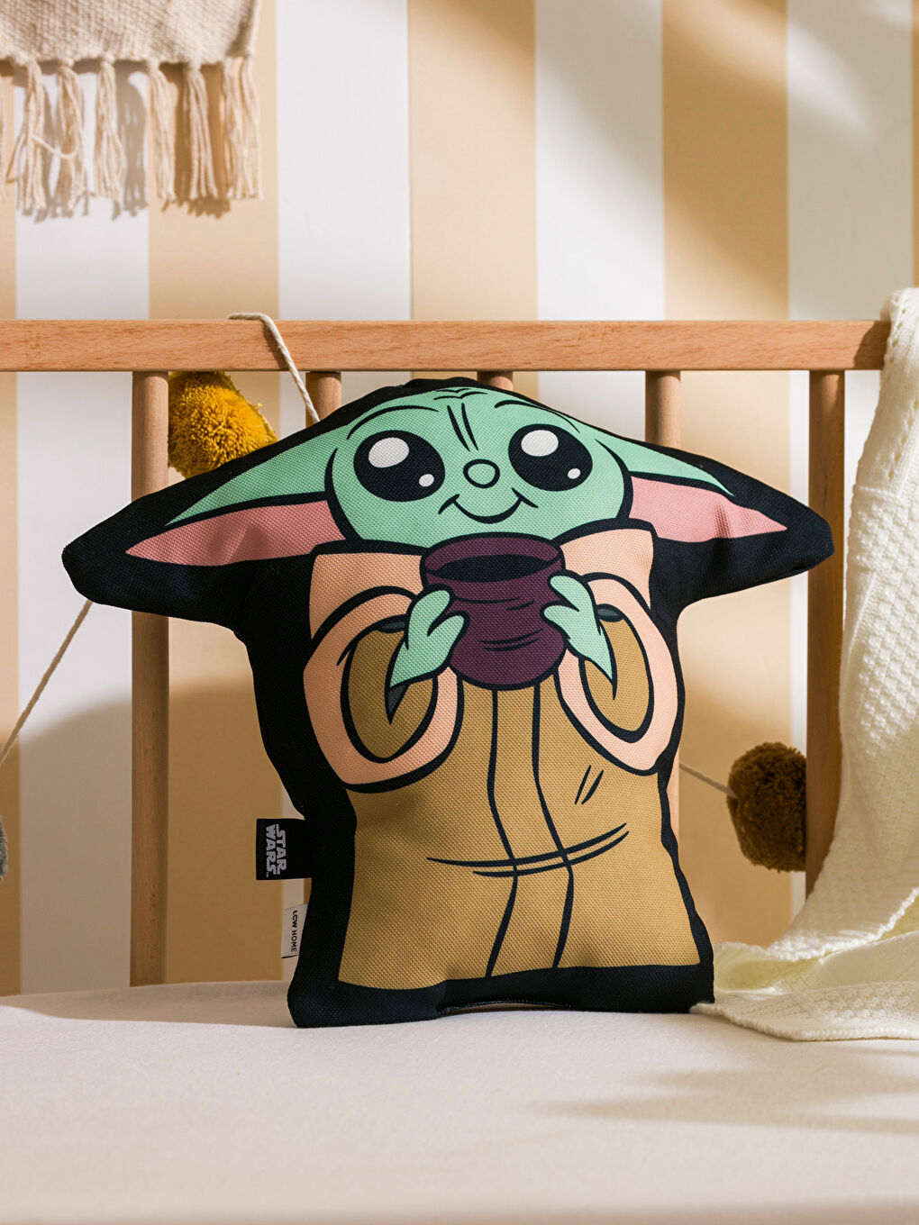 LCW HOME Karışık Star Wars Yoda Figürlü Bebek Kırlent 32 Cm