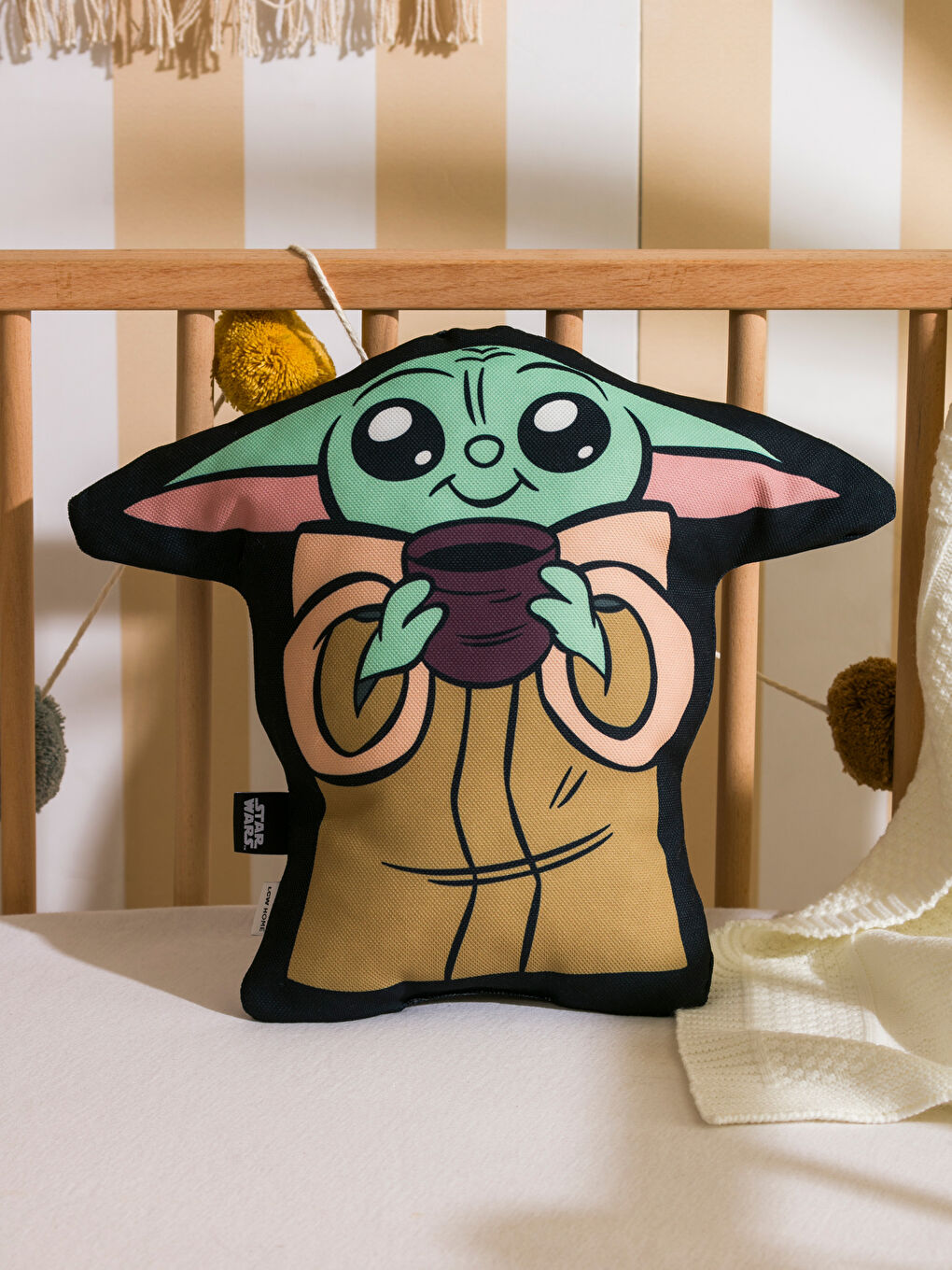 LCW HOME Karışık Star Wars Yoda Figürlü Bebek Kırlent 32 Cm - 1