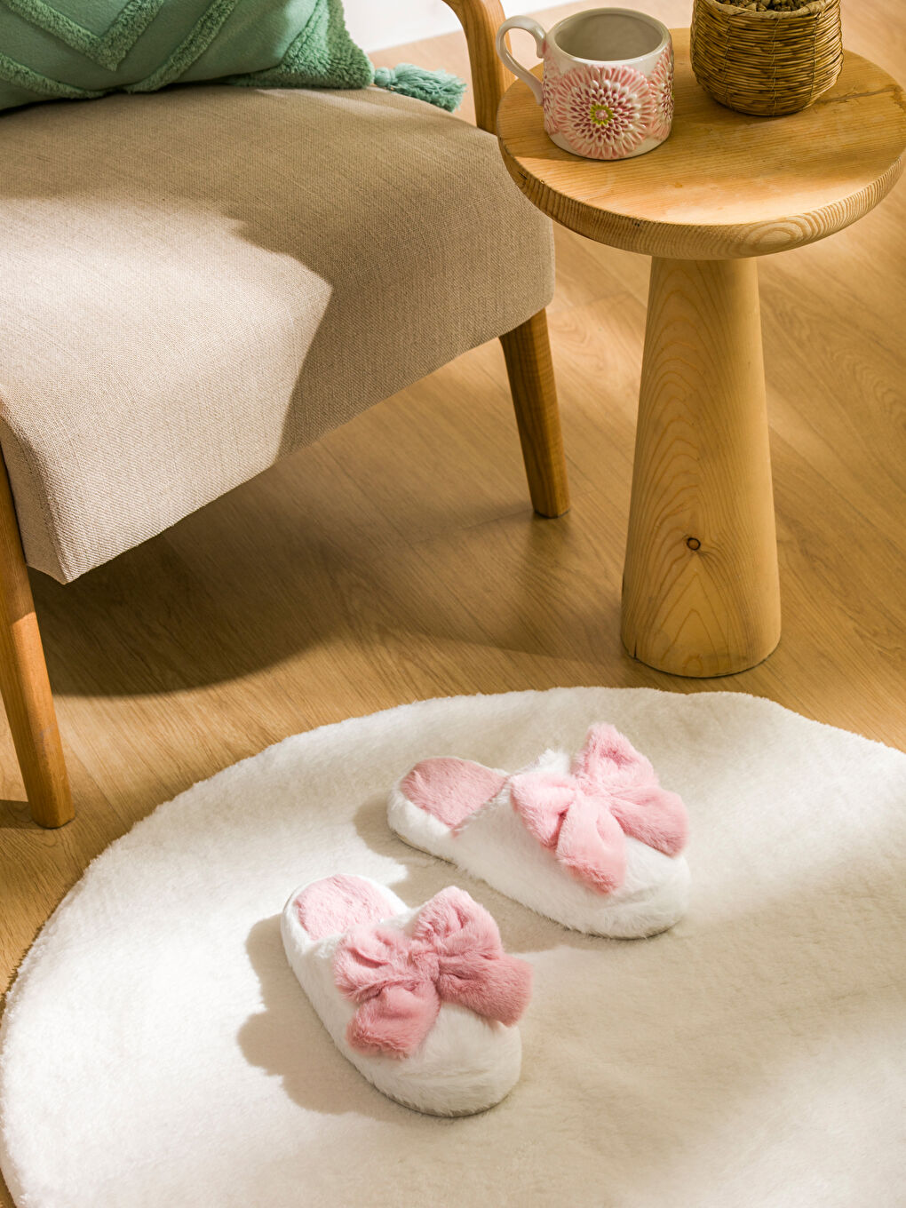 Beyaz Fiyonk Detaylı Pelüş Kadın Ev Terliği