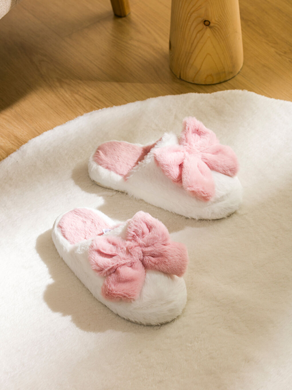 Beyaz Fiyonk Detaylı Pelüş Kadın Ev Terliği-1