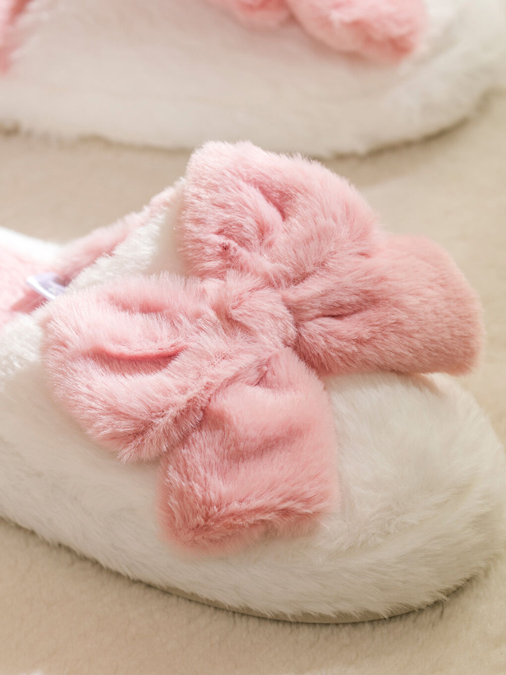 Beyaz Fiyonk Detaylı Pelüş Kadın Ev Terliği-2