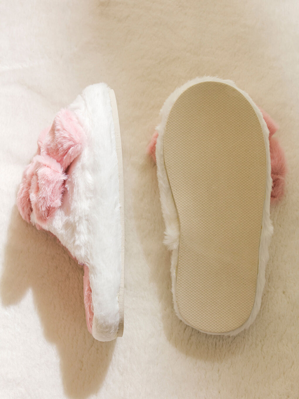 Beyaz Fiyonk Detaylı Pelüş Kadın Ev Terliği-3