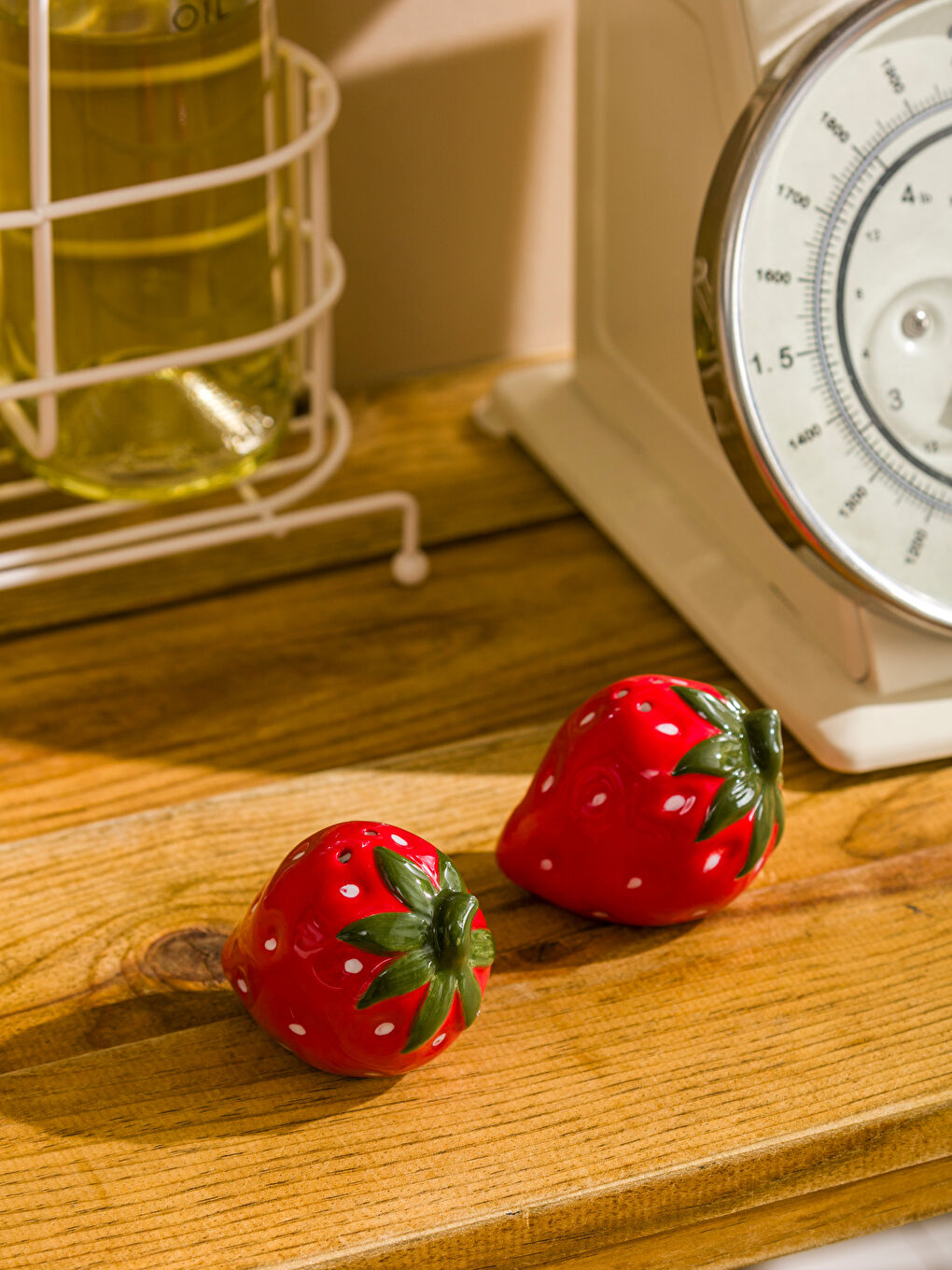 Strawberry Figurine Ceramic Salt and Pepper Set -S5G685Z8-K90