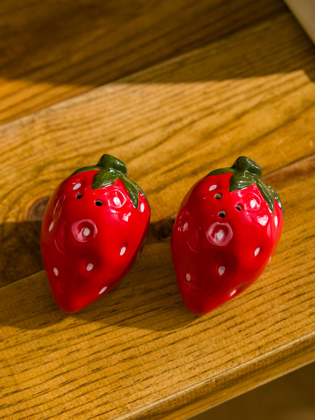 Strawberry Figurine Ceramic Salt and Pepper Set -S5G685Z8-K90