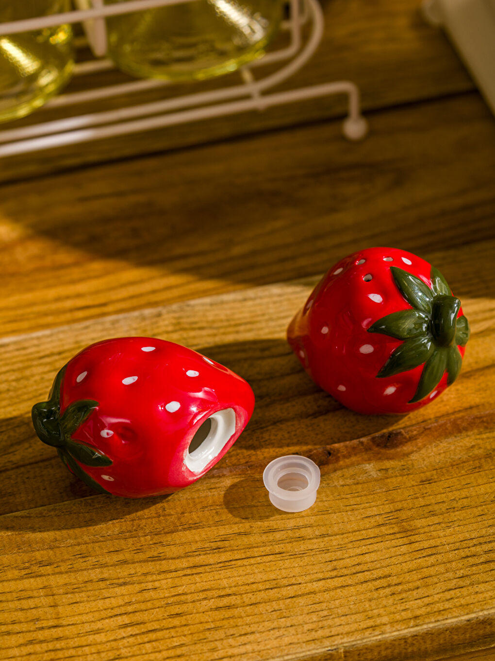 Strawberry Figurine Ceramic Salt and Pepper Set -S5G685Z8-K90