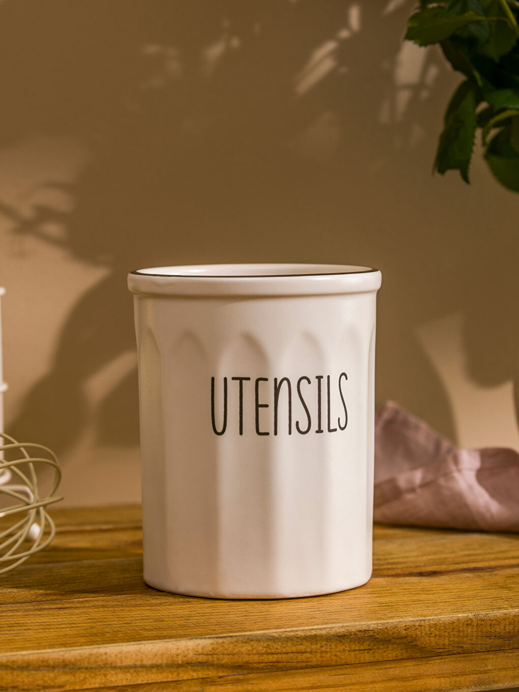 Siyah Yazı Baskılı Porselen Kaşıklık 14 cm-1