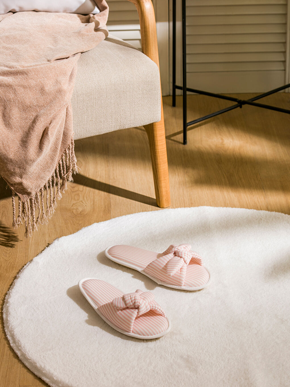 LCW HOME Pembe Fiyonk Figürlü Kadın Ev Terliği