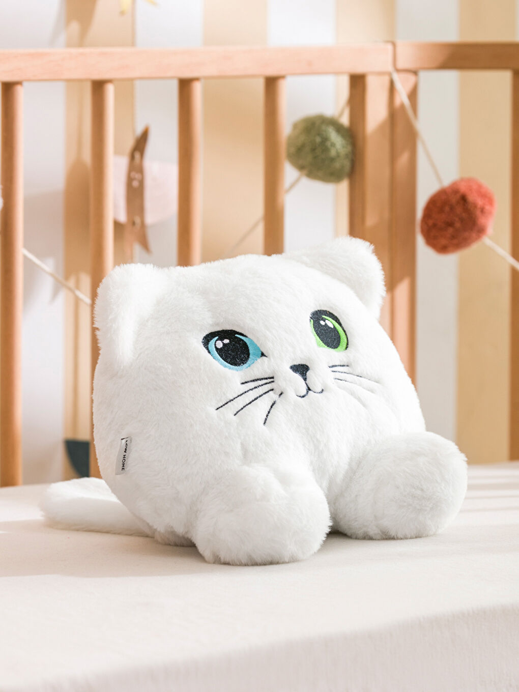 LCW HOME Beyaz Kedi Görünümlü Pelüş Bebek Kırlent 28 Cm