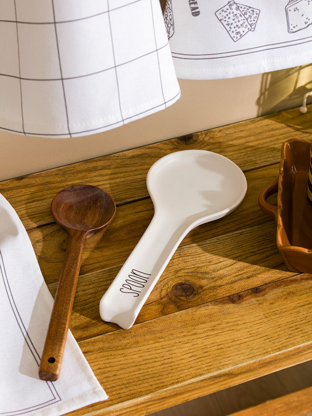 Siyah Yazı Baskılı Seramik Kaşıklık-1