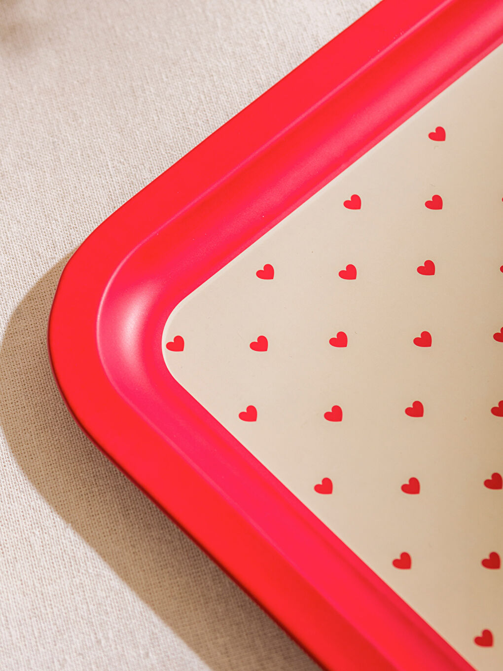 Kırmızı Kalp Desenli Metal Tepsi 30 cm-2