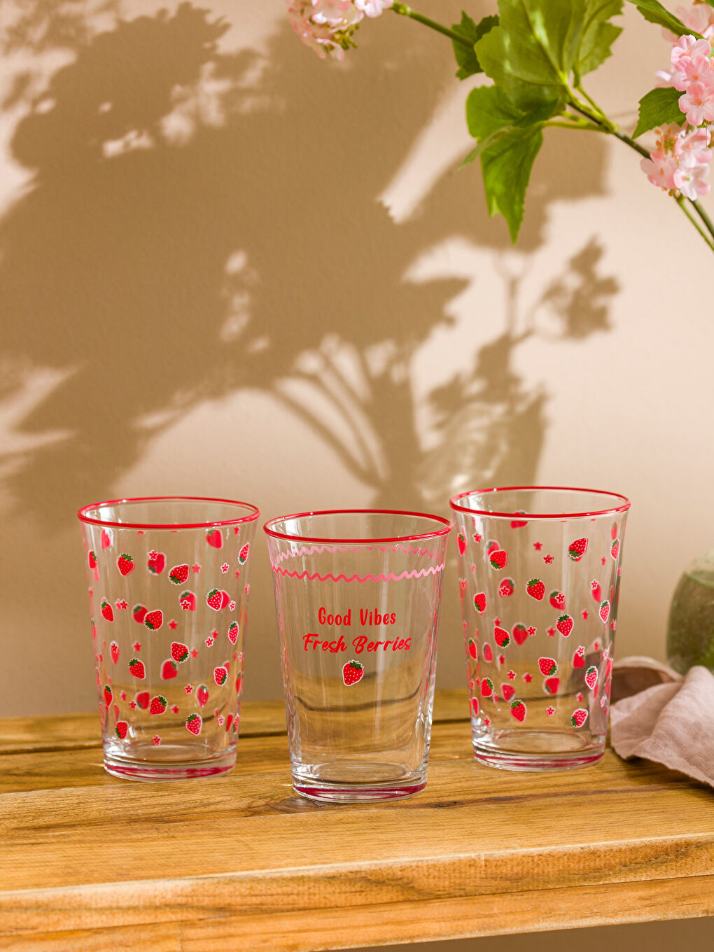 طقم أكواب زجاج مطبوع بالفراولة - ٣ قطع ٢٩٠ مل-1