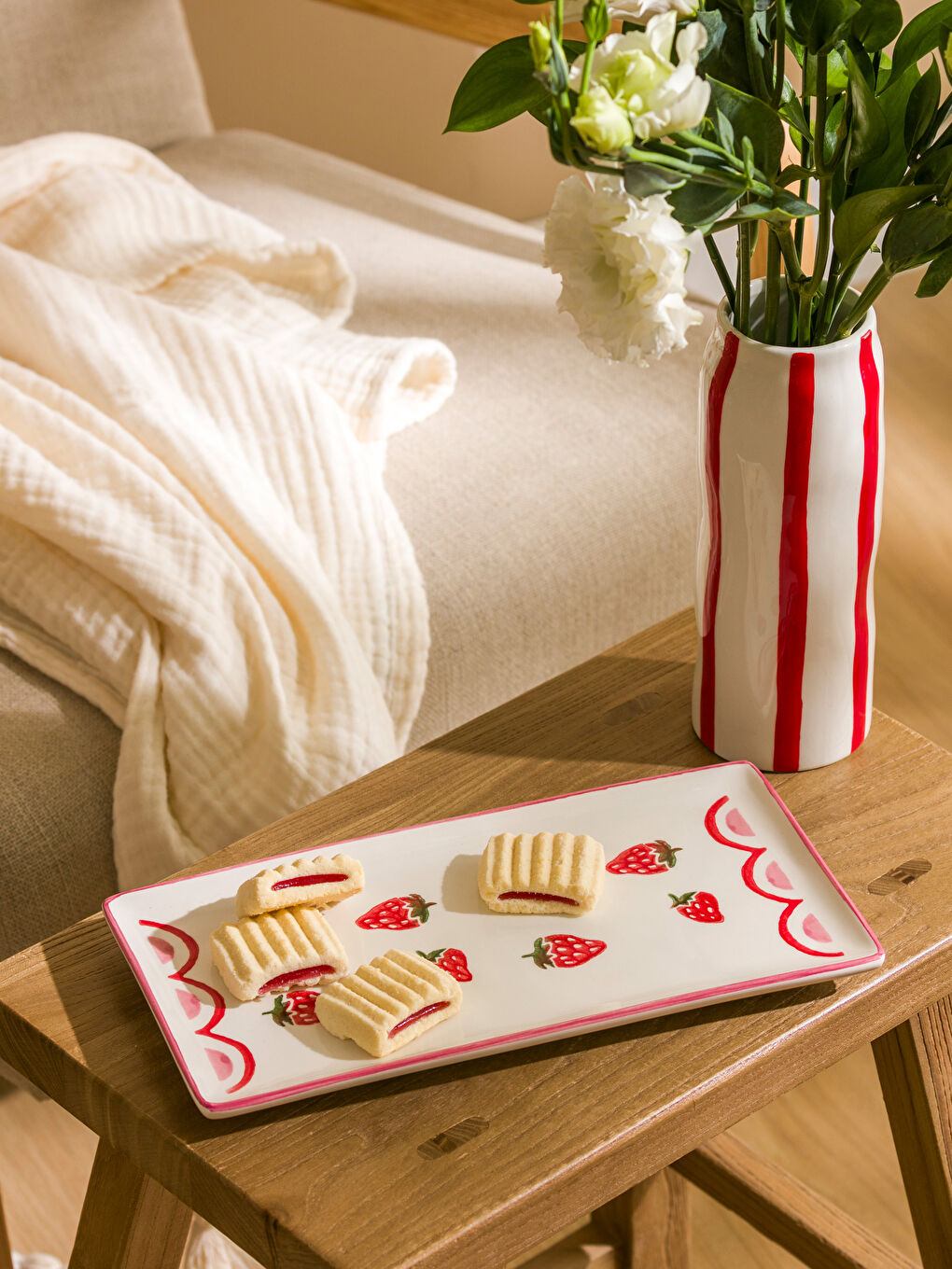 Kırmızı Çilek Baskılı Seramik Sunum Tabağı 28 cm