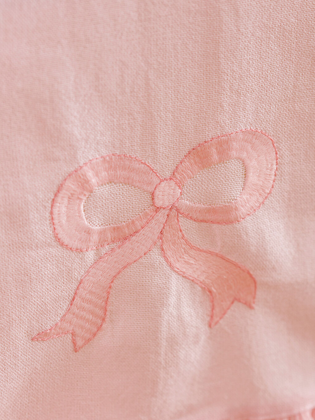 Настольная дорожка с вышивкой в виде банта и оборками 45x150 см-2