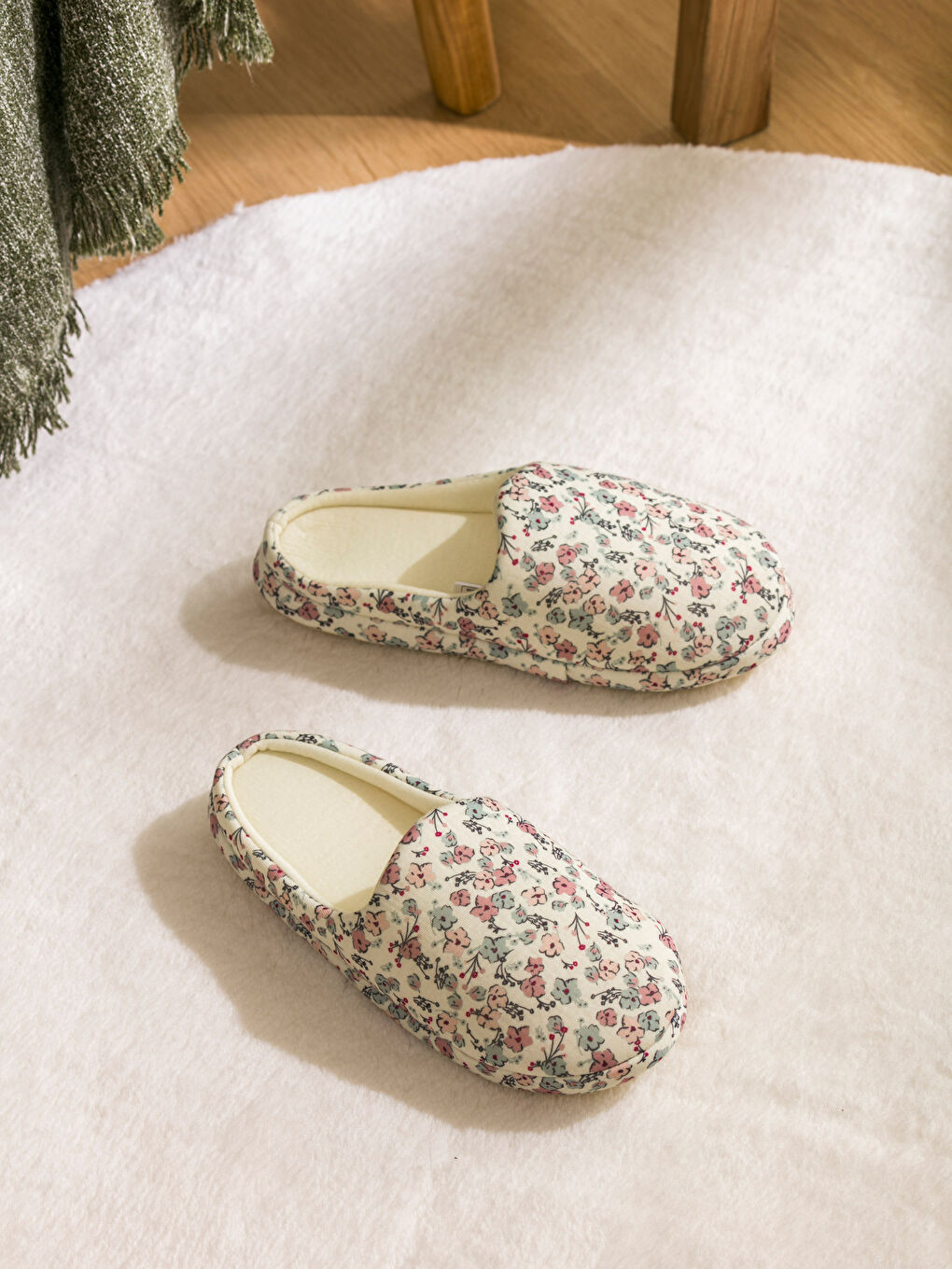 Karışık Çiçek Desenli Kadın Ev Terliği-1