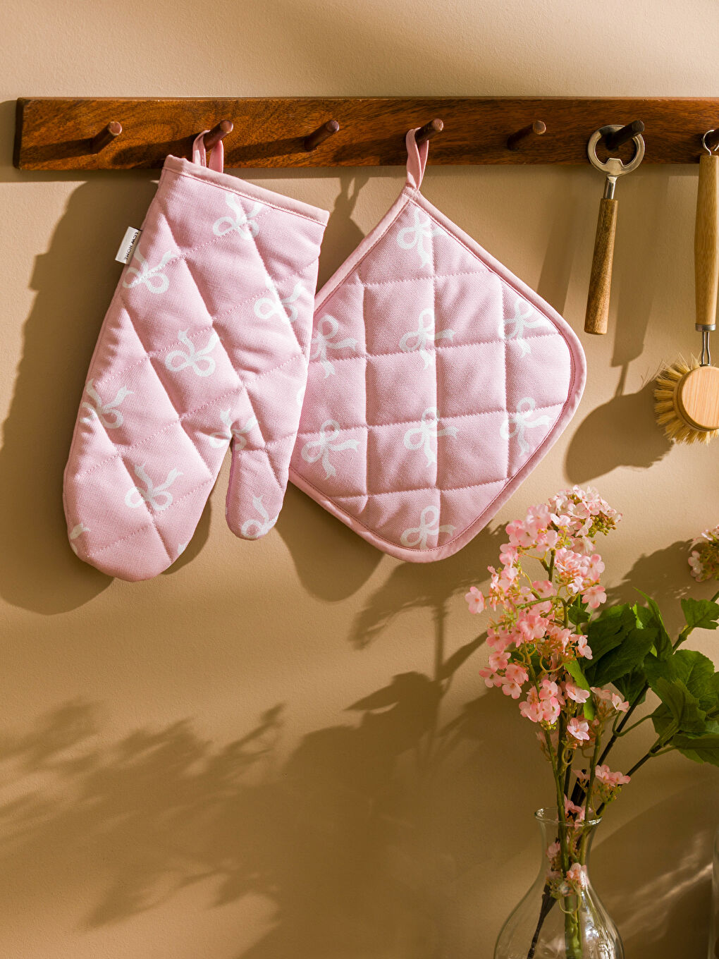 Bow Patterned Oven Mitten and Pot Holder -W5GI48Z8-QWK