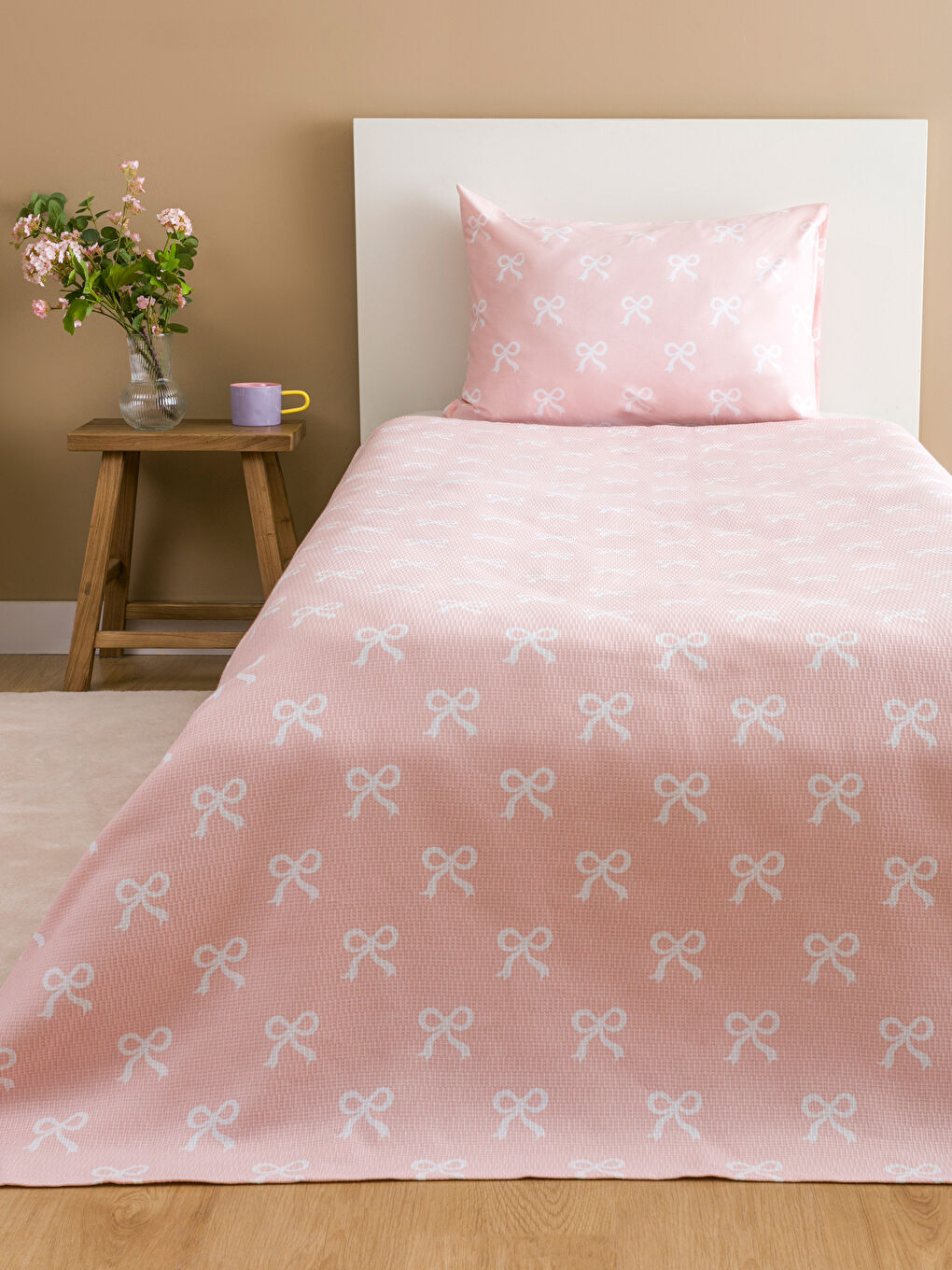 Pembe Fiyonk Desenli Tek Kişilik Pike Seti