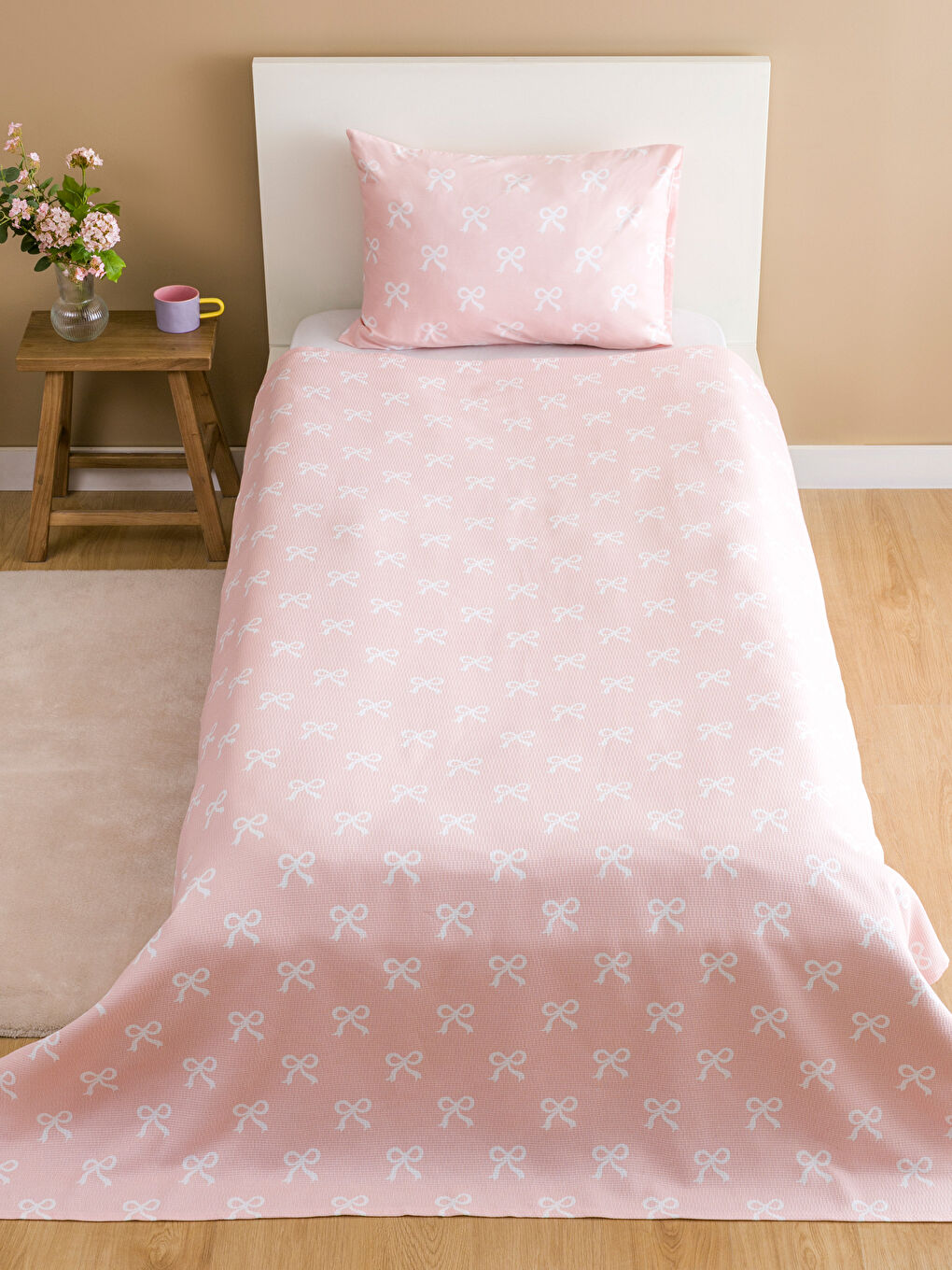 Pembe Fiyonk Desenli Tek Kişilik Pike Seti-1