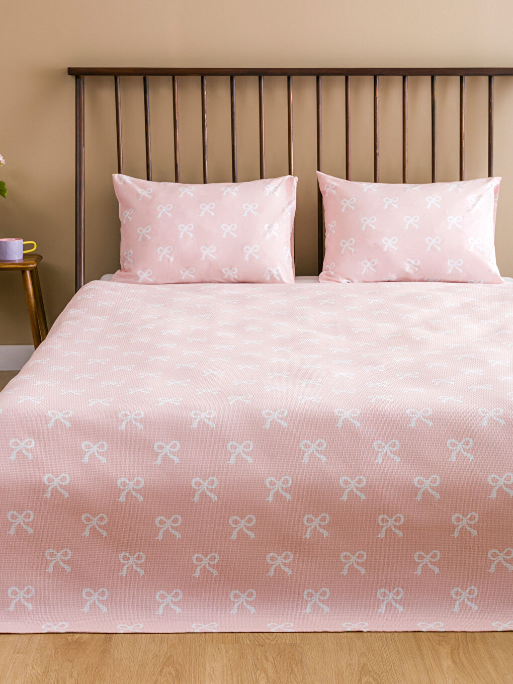 Pembe Fiyonk Desenli Çift Kişilik Pike Seti