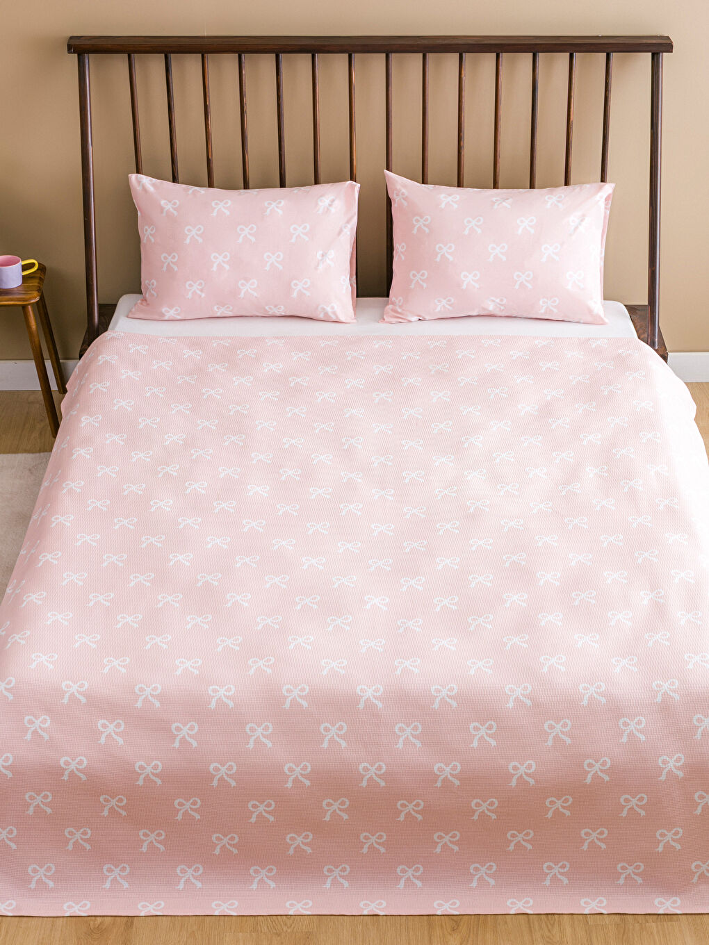 Pembe Fiyonk Desenli Çift Kişilik Pike Seti-1