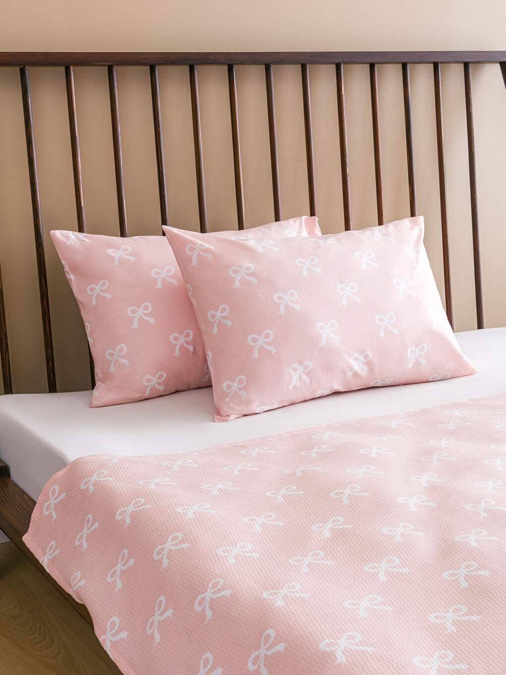 Pembe Fiyonk Desenli Çift Kişilik Pike Seti-2