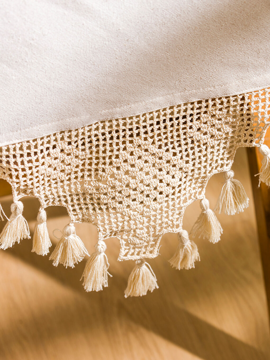 Lace Detailed Tasseled Tablecloth-3