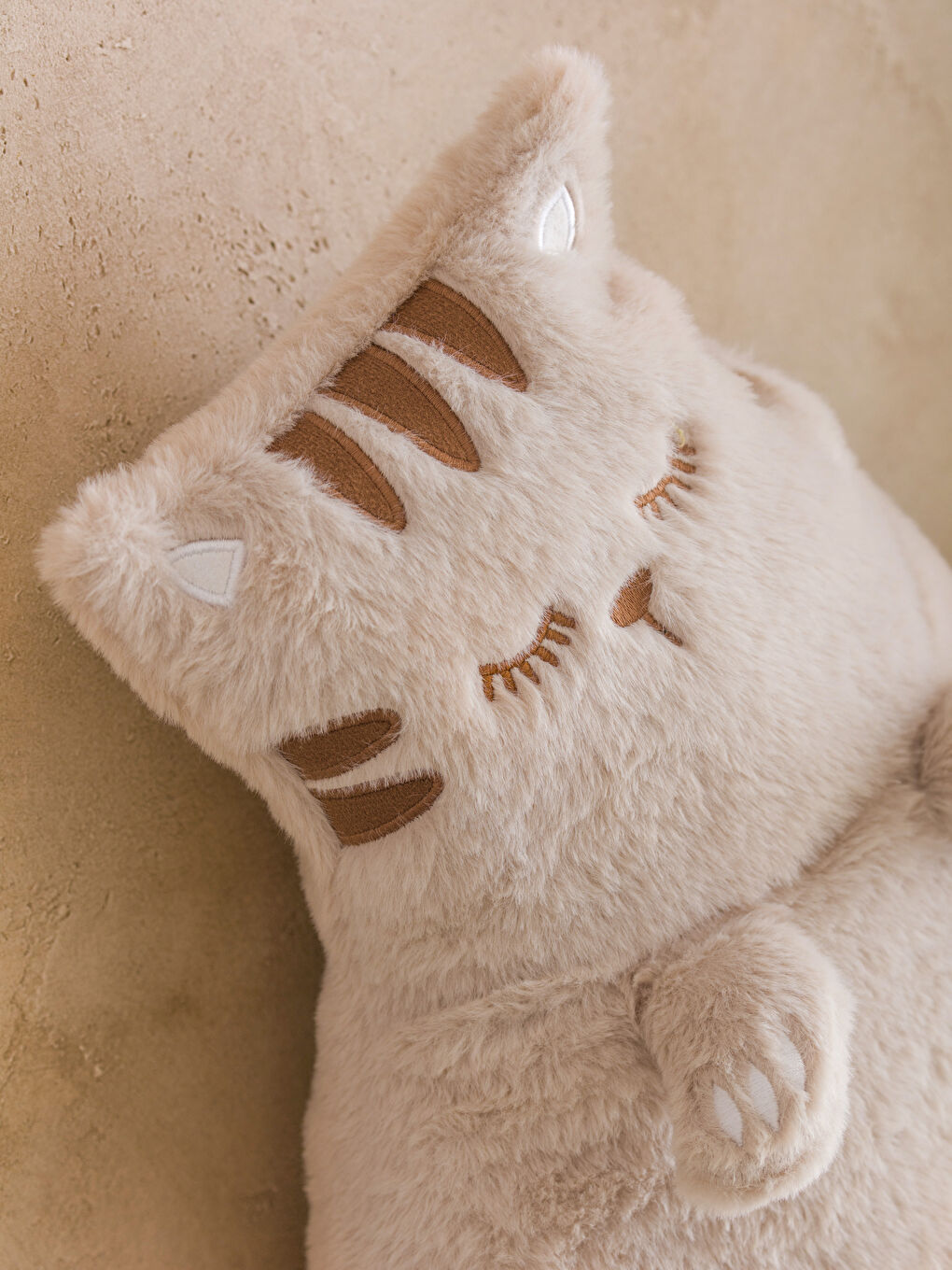 Bej Pelüş Dolgulu Kedi Bebek Kırlent 57 Cm-1