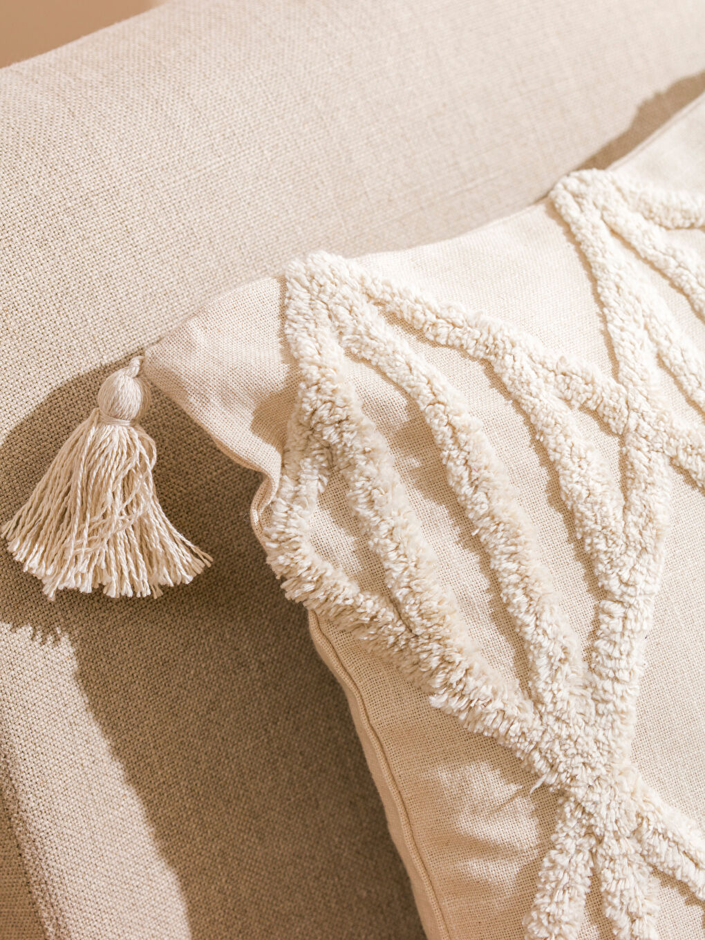 Bej Püsküllü Kırlent Kılıfı 45x45 cm-2