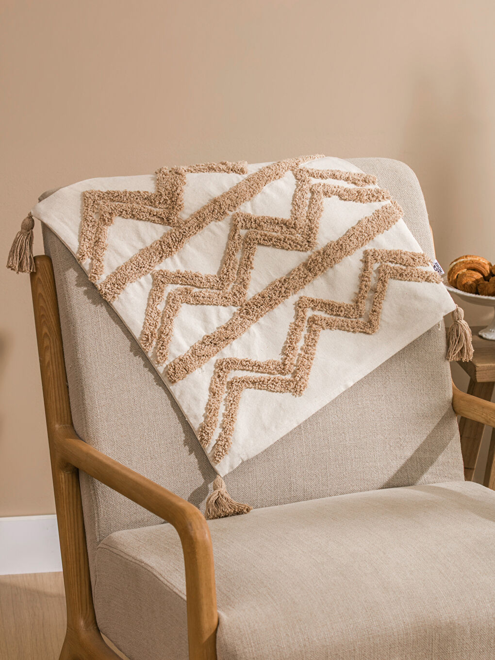 Bej Püsküllü Kırlent Kılıfı 45x45 cm-1