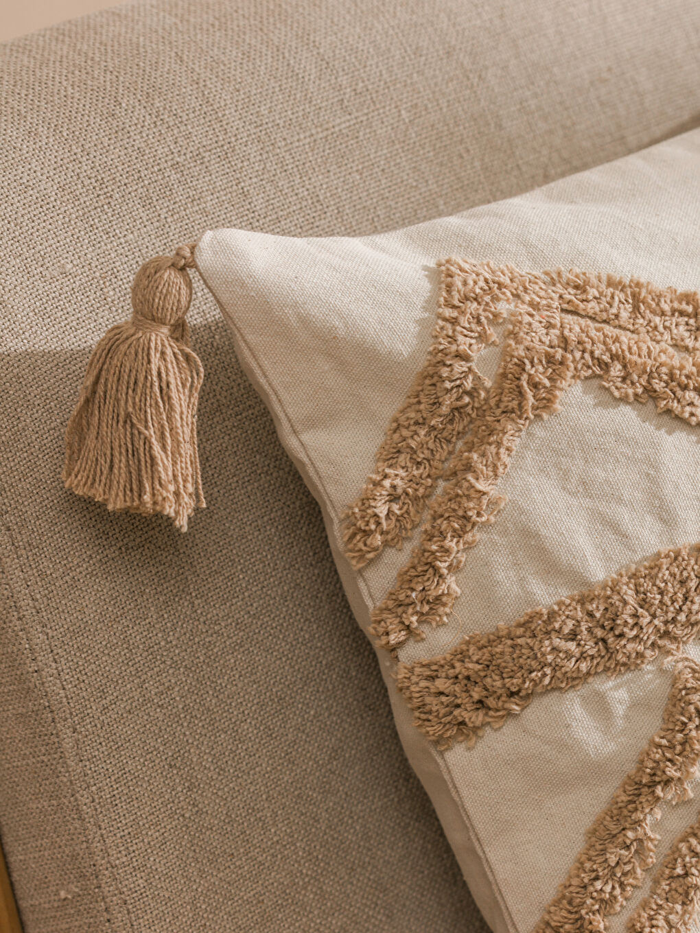 Bej Püsküllü Kırlent Kılıfı 45x45 cm-2