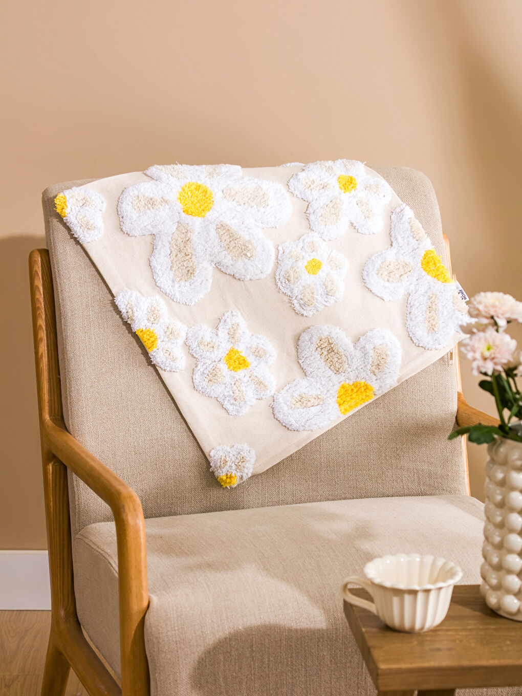 Bej Çiçek Desenli Kırlent Kılıfı 45x45 cm-1