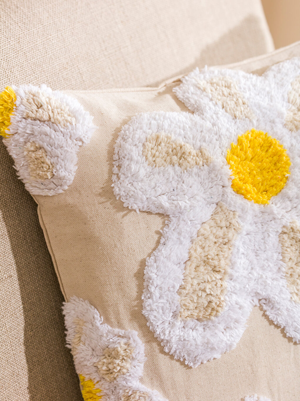 Bej Çiçek Desenli Kırlent Kılıfı 45x45 cm-2