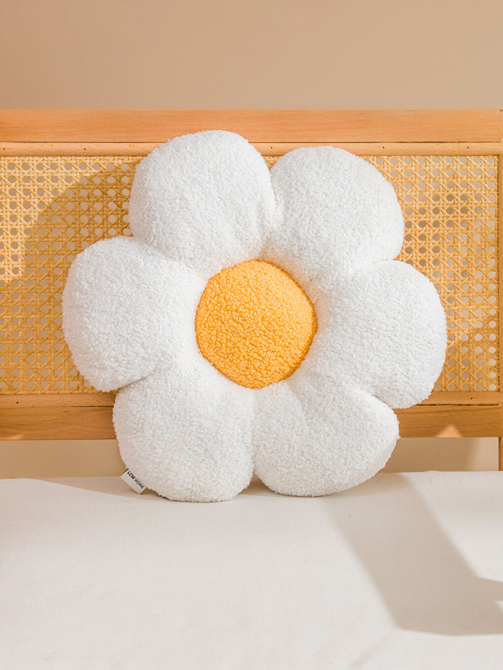 Beyaz Çiçek Figürlü Kırlent-1