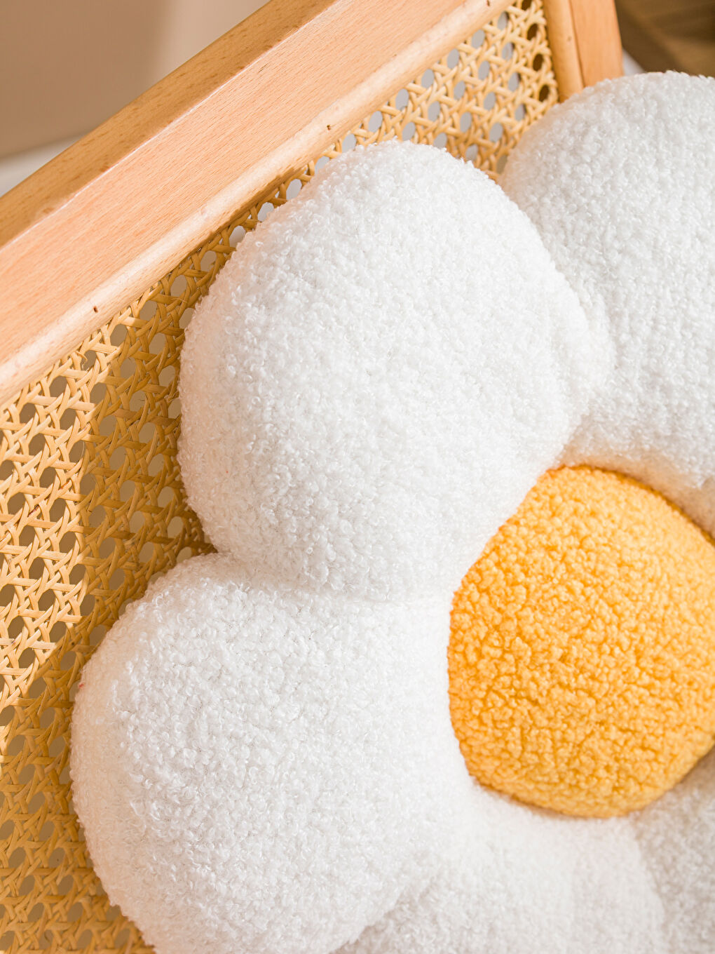 Beyaz Çiçek Figürlü Kırlent-2