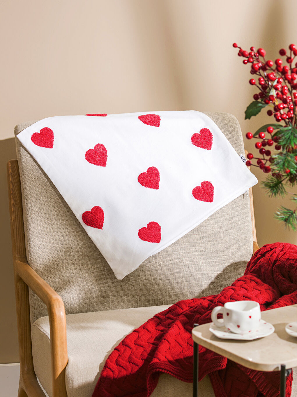 Kırmızı Kalp Baskılı Kırlent Kılıfı 45x45 cm-1