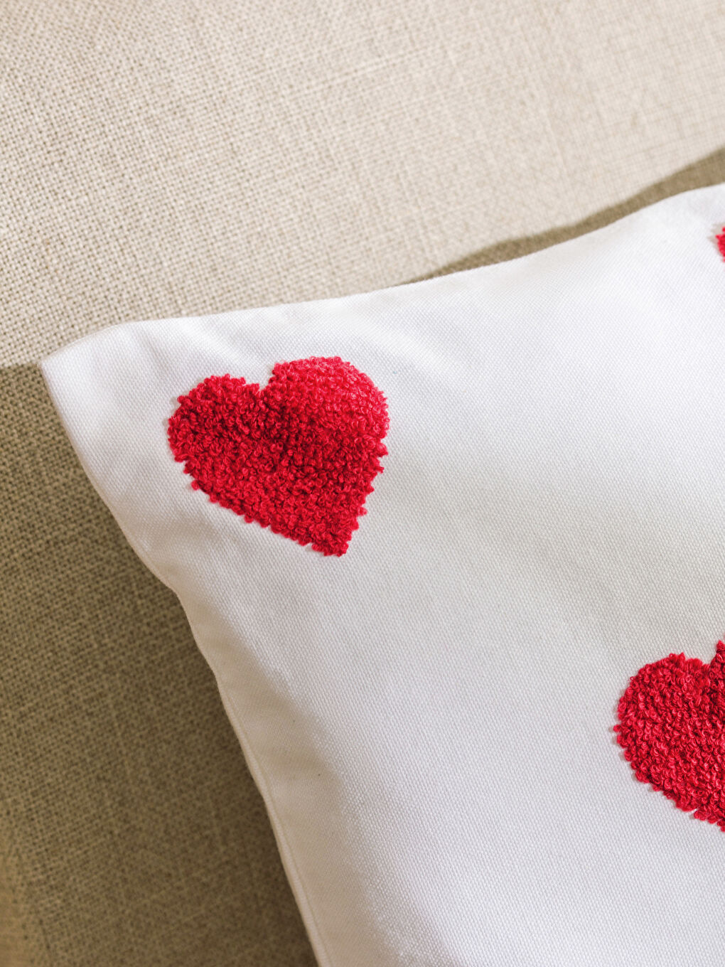 Kırmızı Kalp Baskılı Kırlent Kılıfı 45x45 cm-2