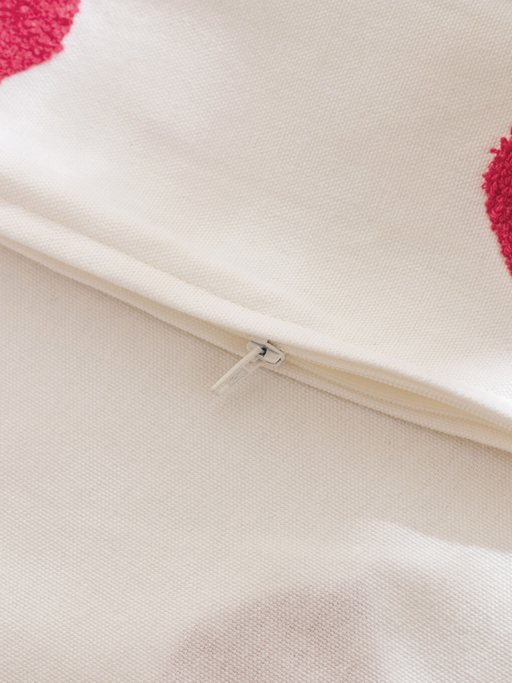 Kırmızı Kalp Baskılı Kırlent Kılıfı 45x45 cm-3