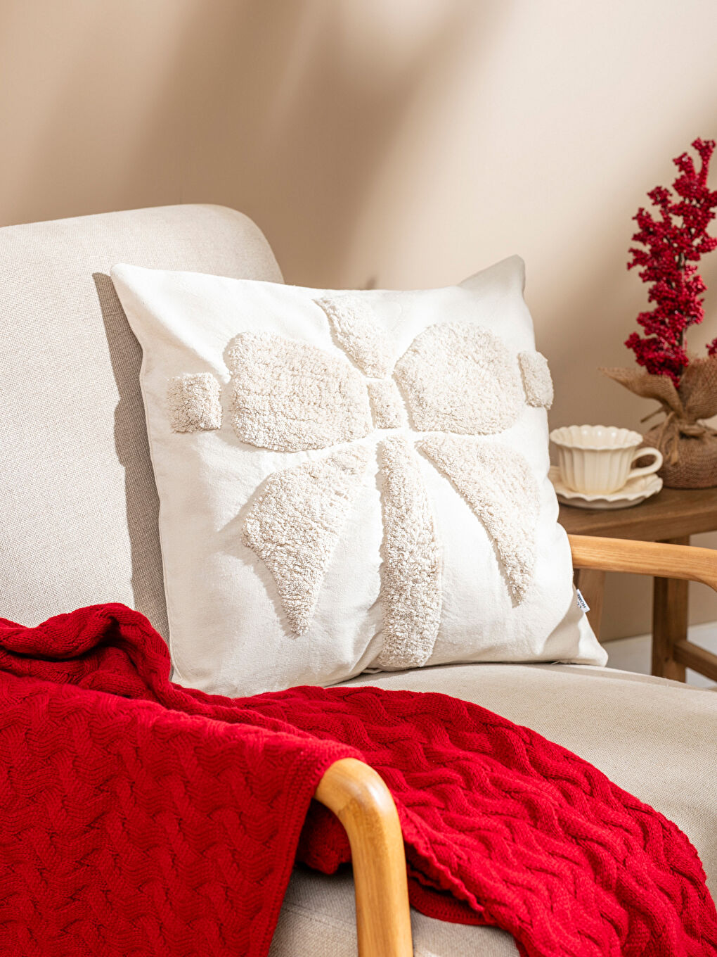 Bej Fiyonk Baskılı Pelüş Kırlent 45x45 cm