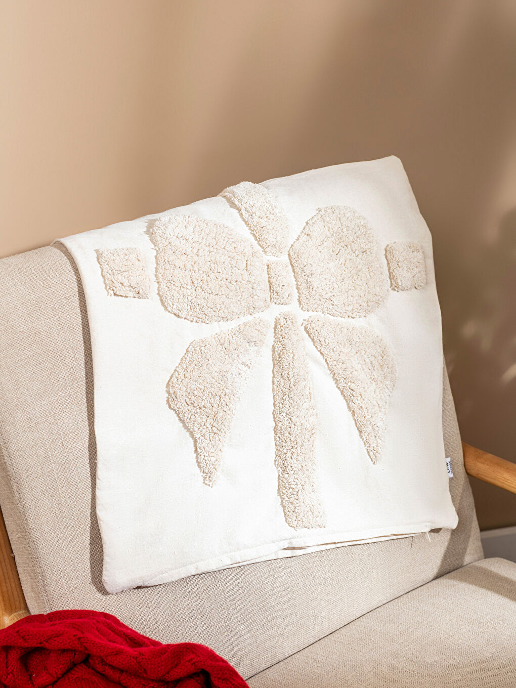 Bej Fiyonk Baskılı Pelüş Kırlent 45x45 cm-1