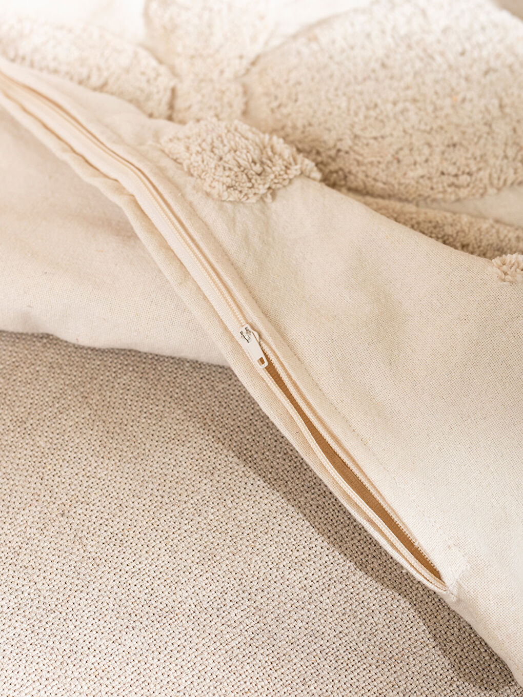 Bej Fiyonk Baskılı Pelüş Kırlent 45x45 cm-3