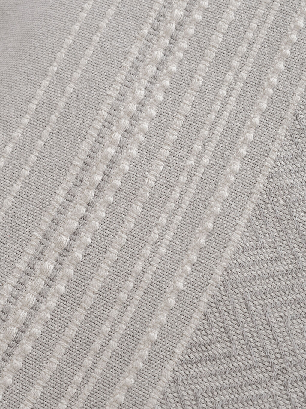 Gri Nakış Detaylı Koltuk Örtüsü 180x230 Cm-1