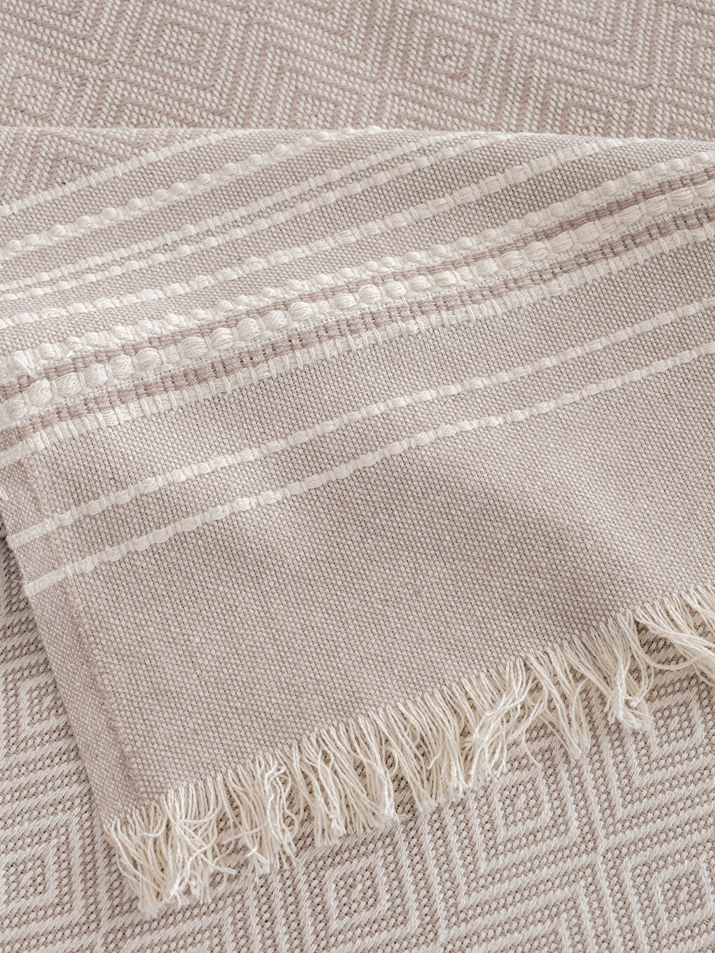 Bej Nakış Detaylı Koltuk Örtüsü 180x230 Cm-2