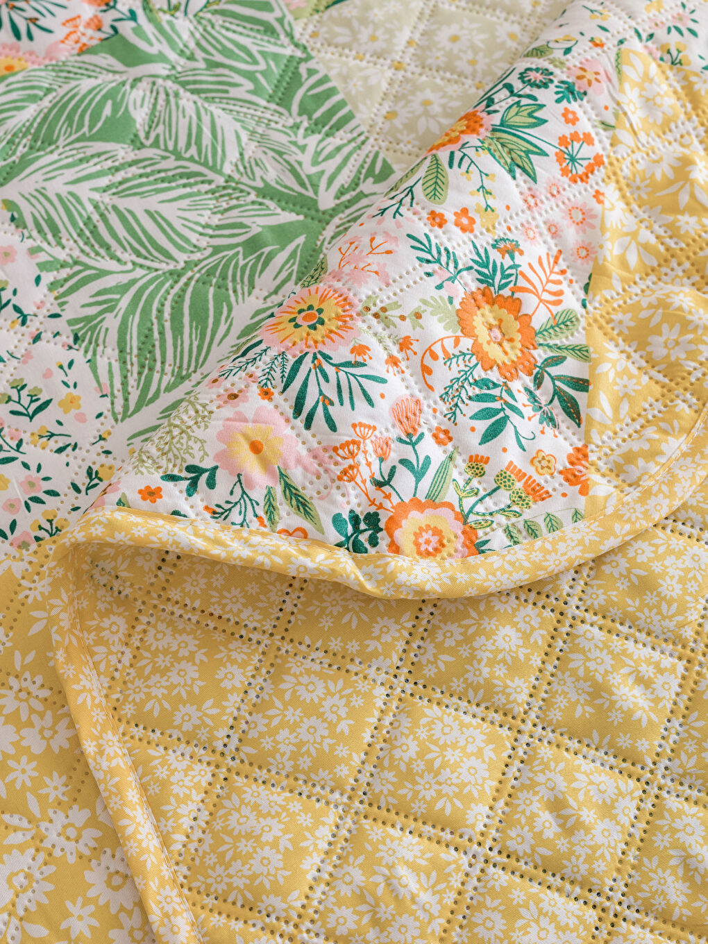 Karışık Çiçek Desenli Yatak Örtüsü 200x220 cm-3